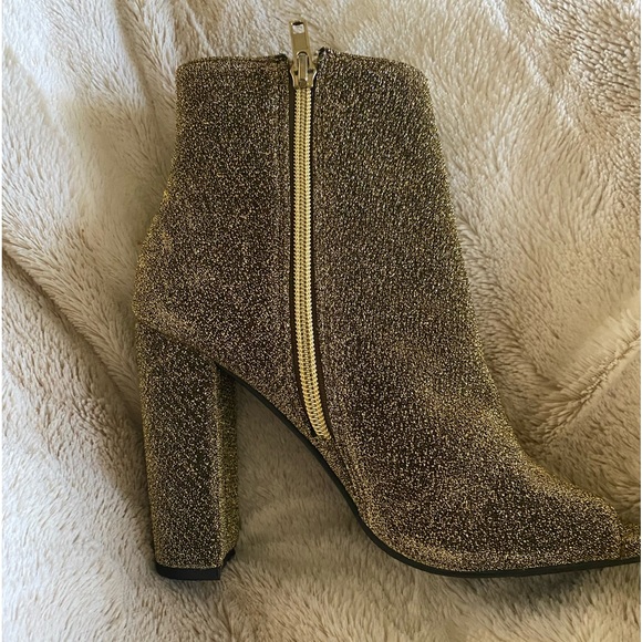 Steve Madden Goldie Gold
Heeled Ankle boots Size 7, New - Picture 2 of 5